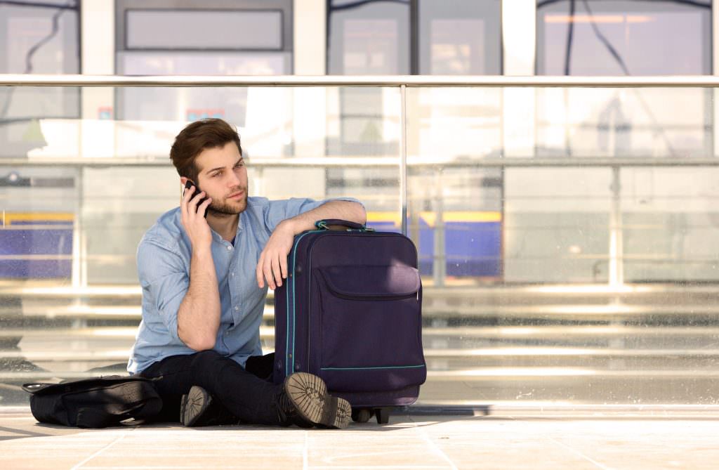 мужчина с чемоданом в аеропорту
