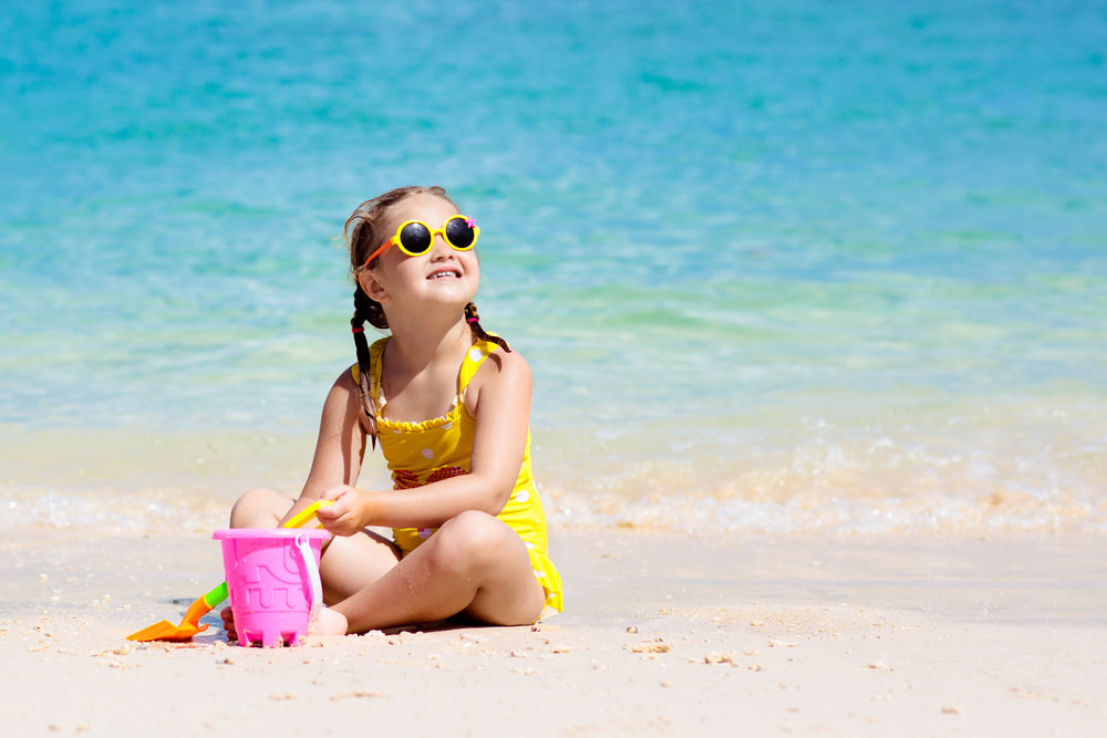 дівчинка на пляжі біля моря