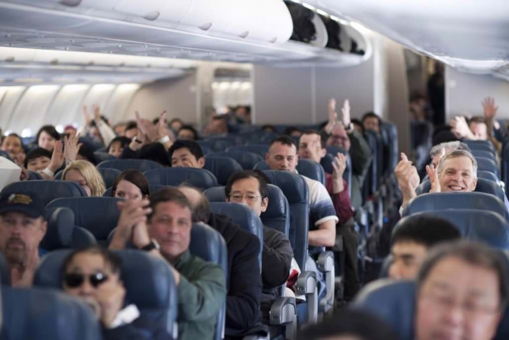 пасажири в салоні літака