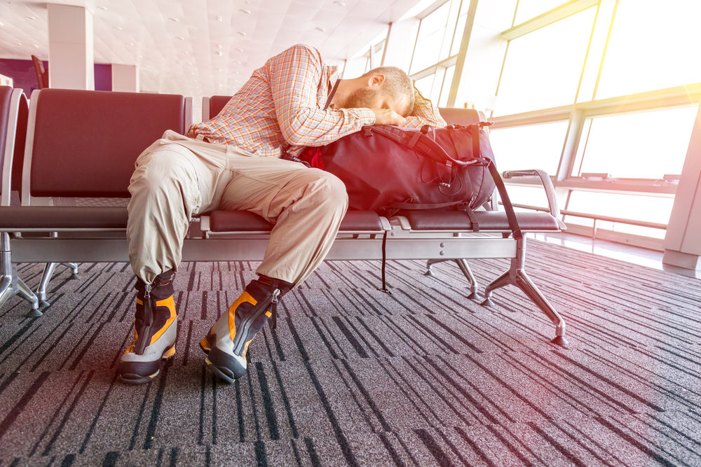 чоловік спить в аеропорту